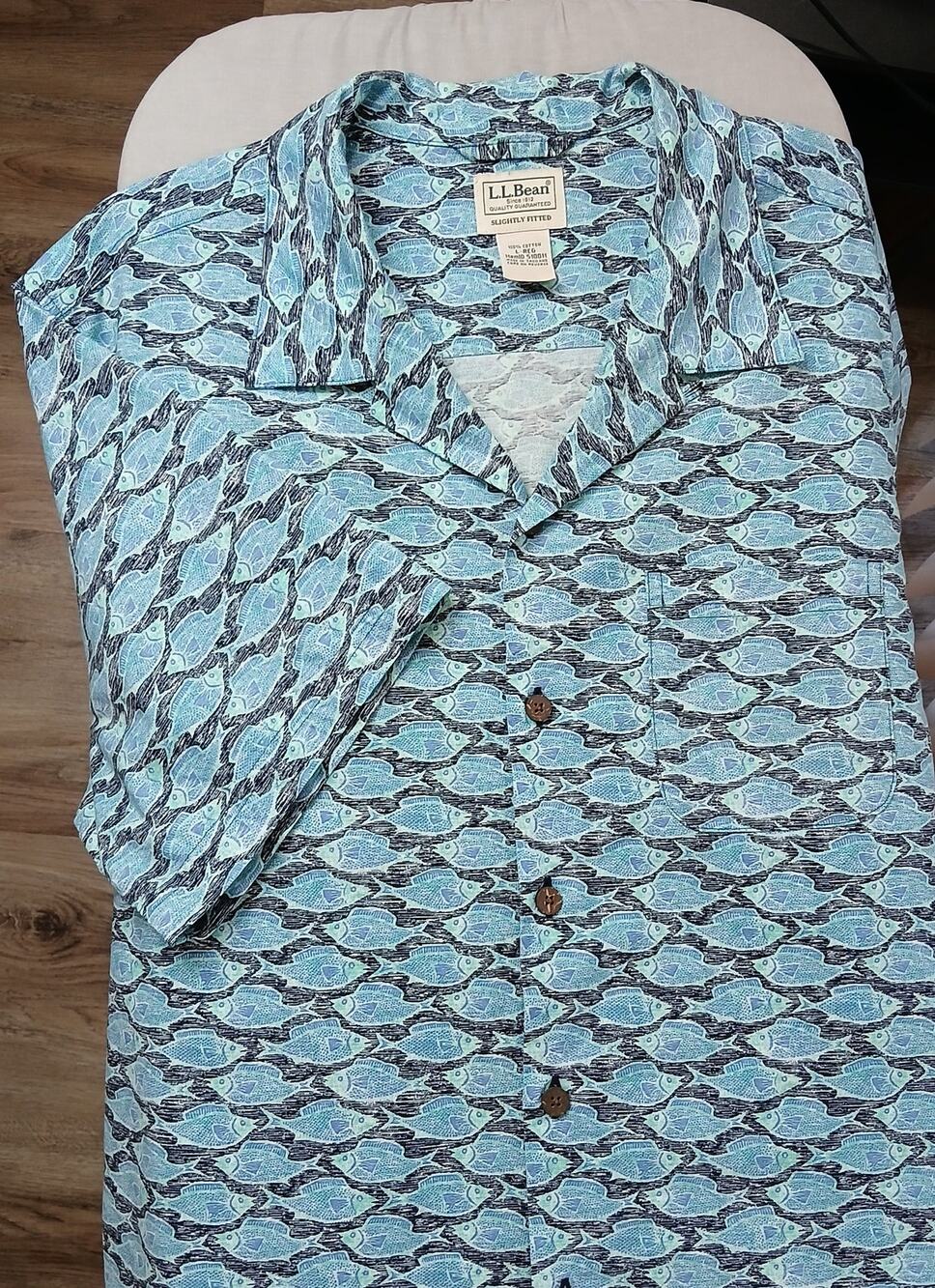 L.L.Bean Tropical Fish Print Camp Shirt L reg blue green slightly fitted SS ctn